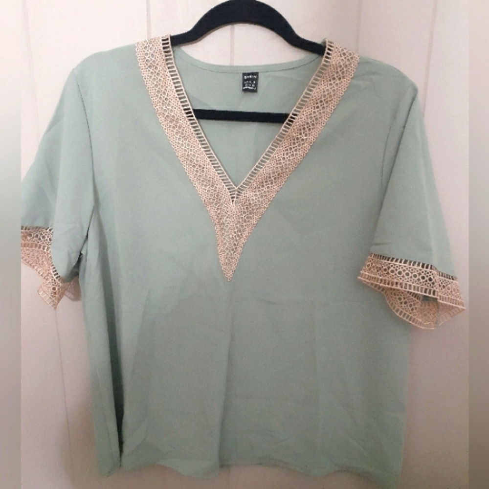 NWOT Women's Lace Top XL